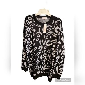 NWT CDM Oversized Sweater Small black and white animal print